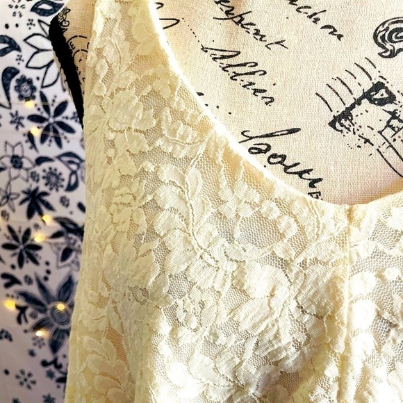 Lace cropped flowy camisole - Picture 3 of 5